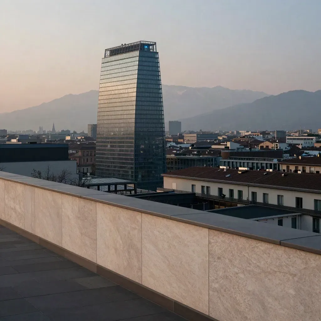Skyline di Milano al tramonto con Porta Nuova e Alpi velate dalla foschia.